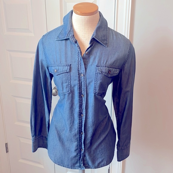 Chico’s chambray button down shirt. Size 1. - Picture 1 of 4
